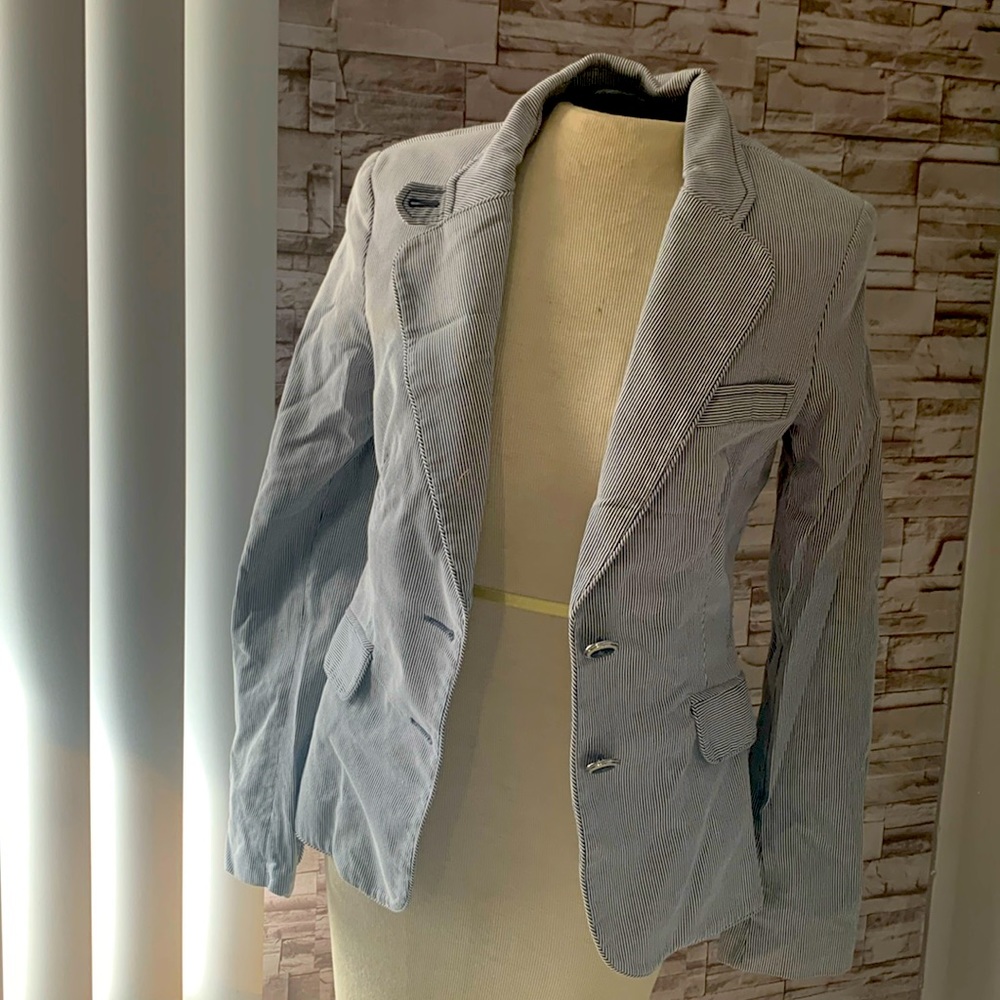 This is so nice blazer, looks great with jeans
